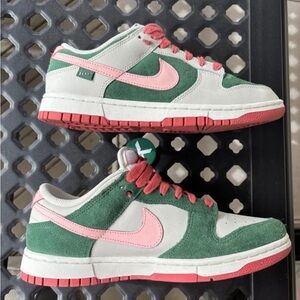 Nike Wmns Dunk Low SE ‘All Petals United’ Fir Green Size 8